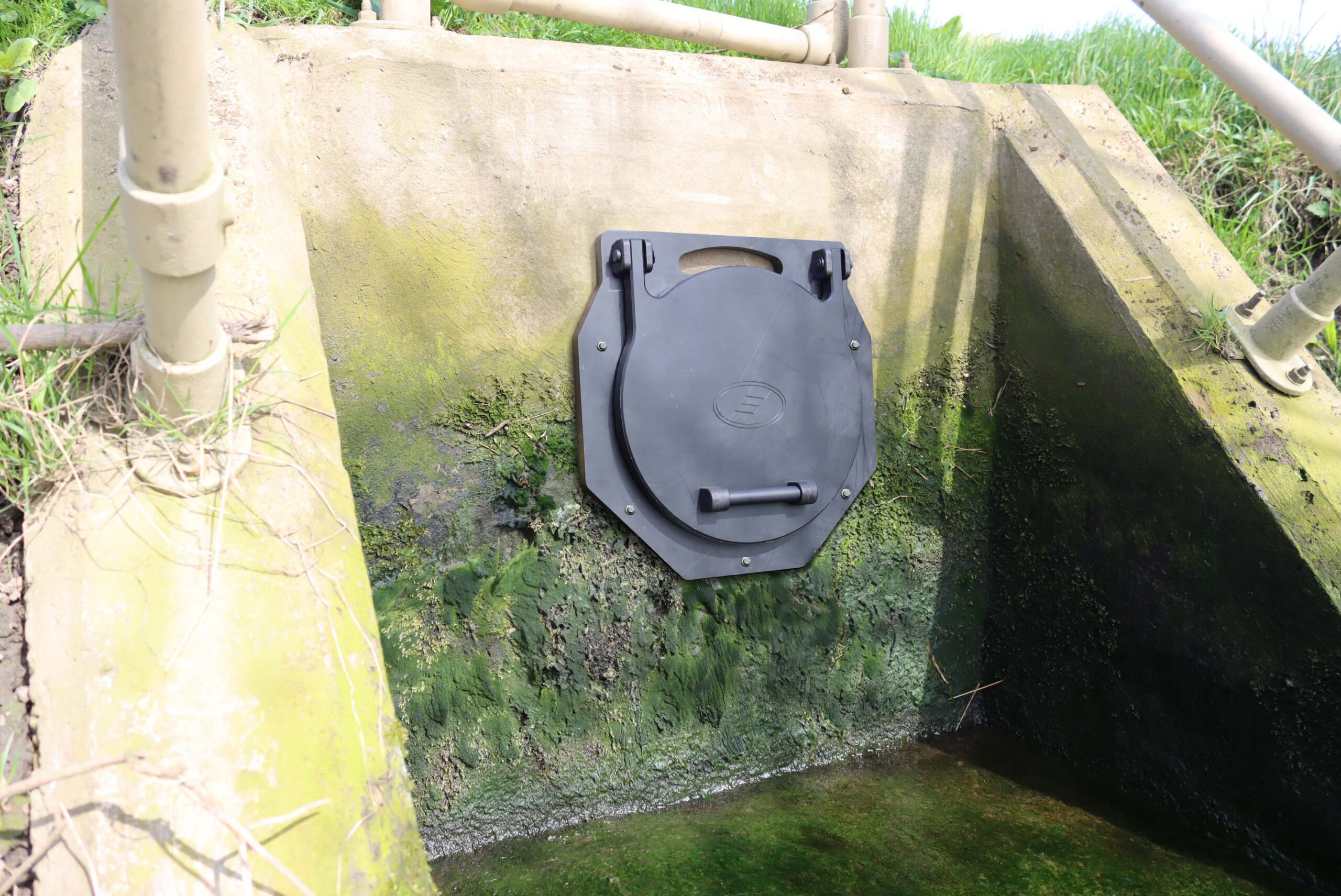 Fernco DN100 HDPE Wall Mounted Flap Valve inc Mounting Set